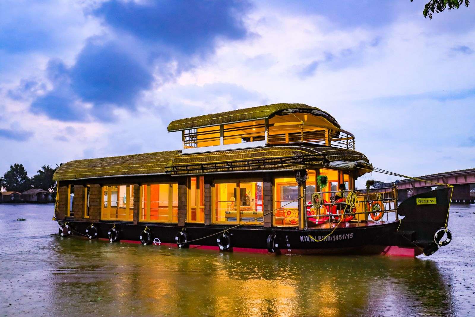 One Bedroom Premium Houseboat with upper deck  Hbcode: BNU01