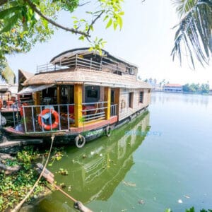 One Bedroom Deluxe Houseboat Code: DYNA