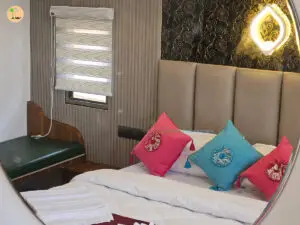 3 bedroom premium houseboat