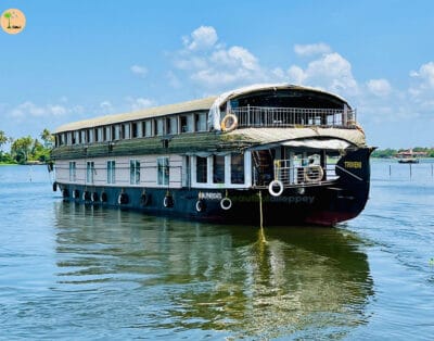 Six Bedroom Houseboat with Upper Deck – TRI06